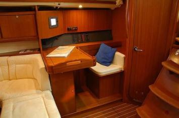 Yachtcharter Dufour 425 Kartentisch 2 Cab