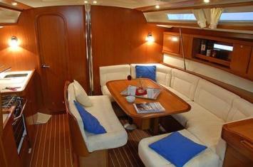 Yachtcharter Dufour 425 Salon 2 Cab