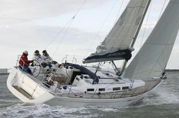 Yachtcharter Dufour 425 Heckansicht 2 Cab