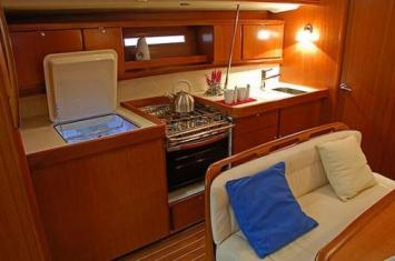 Yachtcharter Dufour 425 Pantry 2 Cab