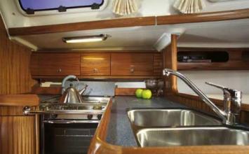 Yachtcharter Bavaria 38 Match 3cab kitchen