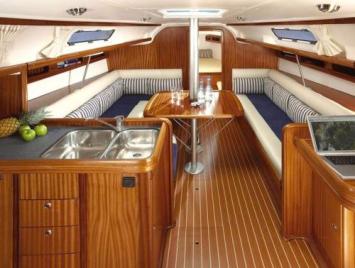 Yachtcharter Bavaria 38 Match 3cab salon