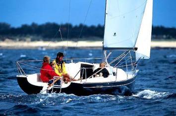 Yachtcharter Sun 2000 Seitenansicht 1 Cab 1 WC