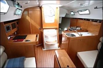 Yachtcharter First 34.7 Pantry 2 Cab 1 WC