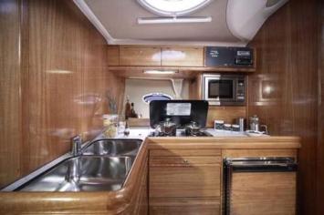 Yachtcharter Bavaria sport 37 2cab kitchen