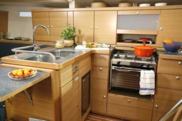 Yachtcharter Hanse 430 E Pantry 3 Cab