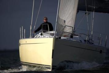 Yachtcharter Hanse 430 E Bugansicht 3 Cab