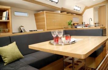 Yachtcharter Hanse 430 E Salon 3 Cab