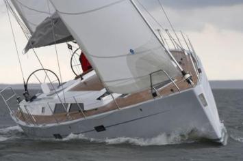 Yachtcharter Hanse 470 E Bugansicht 3 Cab