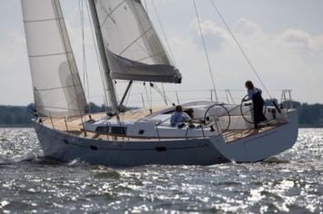 Yachtcharter Hanse 470 E Seitenansicht 3 Cab