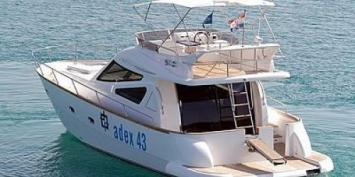 Yachtcharter Adex Motivo 43 Heckansicht 3 Cab 2 WC