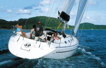 Yachtcharter Harmony 38 Heckansicht 2 Cab 1 WC