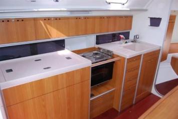 Yachtcharter Harmony 38 Pantry 2 Cab 1 WC