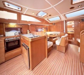 Yachtcharter Bavaria 44 Vision 3cab kitchen