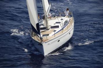 Yachtcharter Bavaria 44 Vision 3cab front