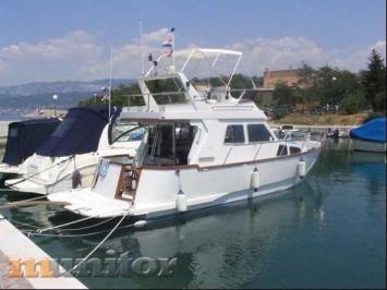 Yachtcharter Almarine 950 Heckansicht 2 Cab 1 WC