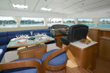 Yachtcharter Lagoon 43 Powercat Kartentisch 4 Cab 4 WC