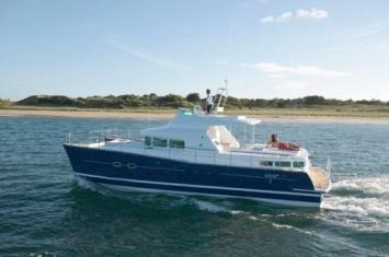 Yachtcharter Lagoon 43 Powercat Seitenansicht 4 Cab 4 WC