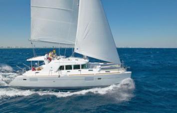 Yachtcharter Lagoon 440 Flybridge Seitenansicht 3 Cab 3 WC