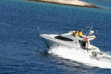 Yachtcharter Azimut 36 Heckansicht 2 Cab 2 WC