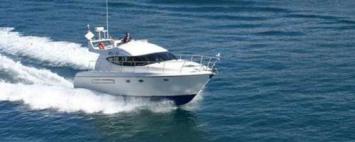 Yachtcharter Azimut 36 Seitenansicht 2 Cab 2 WC