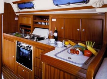 Yachtcharter Bavaria 40 Ocean 2cab kitchen