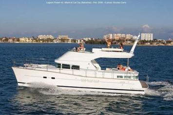 Yachtcharter Lagoon 44 Power Seitenansicht 4 Cab 4 WC