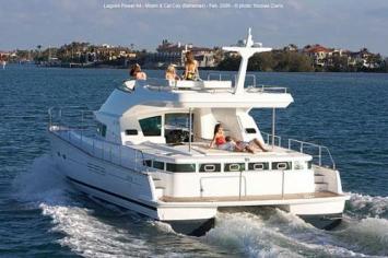 Yachtcharter Lagoon 44 Power Heckansicht 4 Cab 4 WC 1