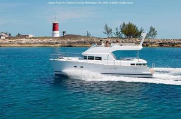 Yachtcharter Lagoon 44 Power Seitenansicht 4 Cab 4 WC 1