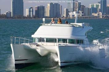 Yachtcharter Lagoon 44 Power Bugansicht 4 Cab 4 WC