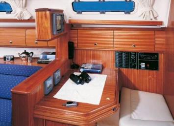 Yachtcharter Bavaria 36 2cab Cruiser Kartentisch