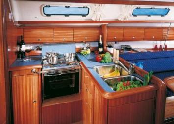 Yachtcharter Bavaria 36 Cruiser Pantry