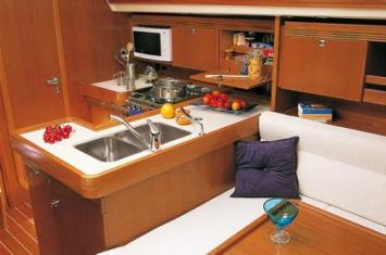 Yachtcharter Dufour 44 Performance Pantry 3 Cab