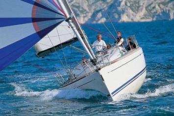 Yachtcharter Dufour 44 Performance Bugansicht 3 Cab