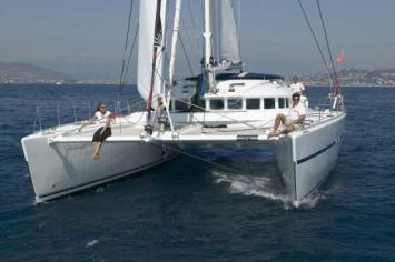 Yachtcharter Lagoon 570 Bugansicht 5 Cab 5 WC