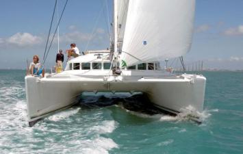 Yachtcharter Lagoon 570 Bugansicht 5 Cab 5 WC