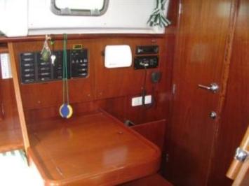 Yachtcharter Oceanis 36cc 2cab cockpit