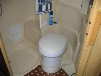 Yachtcharter Astinor 1150 Nasszelle 2 Cab 1 WC