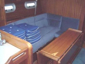 Yachtcharter Bavaria 350 3cab salon