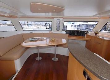 Yachtcharter Orana 44 Kartentisch 5 Cab 3 WC