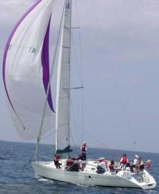 Yachtcharter First 35S5 Seitenansicht 3 Cab 1 WC 1