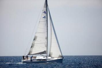 Yachtcharter Hanse 350 Seitenansicht 2 Cab