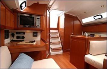 Yachtcharter Oceanis 37 2cab interior