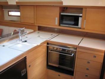 Yachtcharter Elan 450 Pantry 4 Cab 2 WC