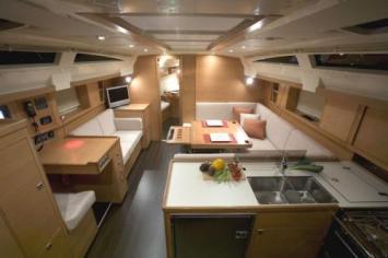 Yachtcharter Elan 450 Kartentisch 4 Cab 2 WC