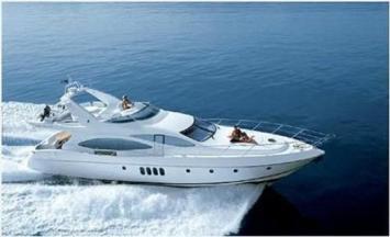 Yachtcharter Azimut 68 Seitenansicht 4+1 Cab 4 WC