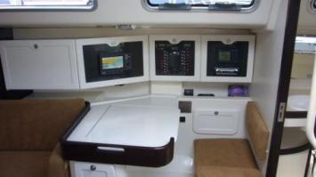 Yachtcharter Anteros 36 Kartentisch 3 Cab 1 WC