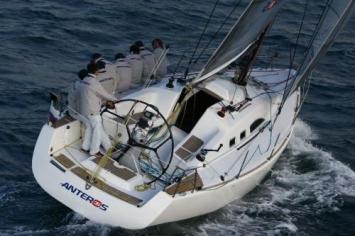 Yachtcharter Anteros 36 Heckansicht 3 Cab 1 WC