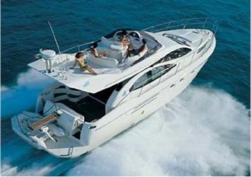 Yachtcharter Azimut 46 Heckansicht 2 Cab 2 WC