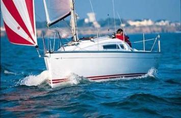 Yachtcharter Sun Fast 26 Bugansicht 2 Cab 1 WC